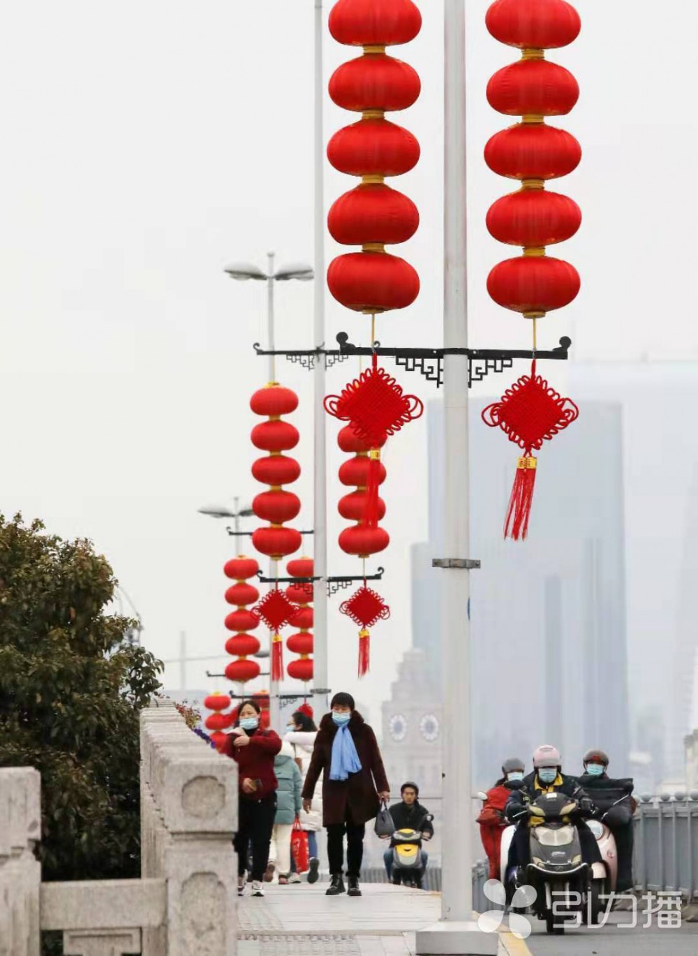 1月30日晚,干将路,三香路沿线,随着高空作业车每一次升降,路灯上便留
