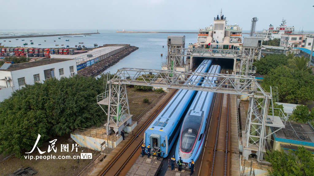 海军蓝复兴号乘坐海南铁路轮渡正式登陆海南岛