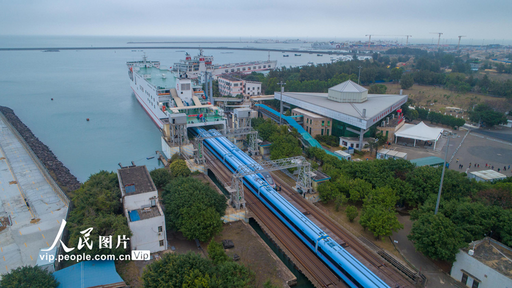 海军蓝复兴号乘坐海南铁路轮渡正式登陆海南岛