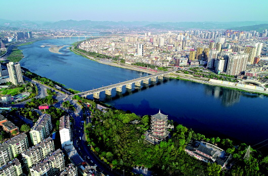 秦巴天堑中,这座城市走出坦途