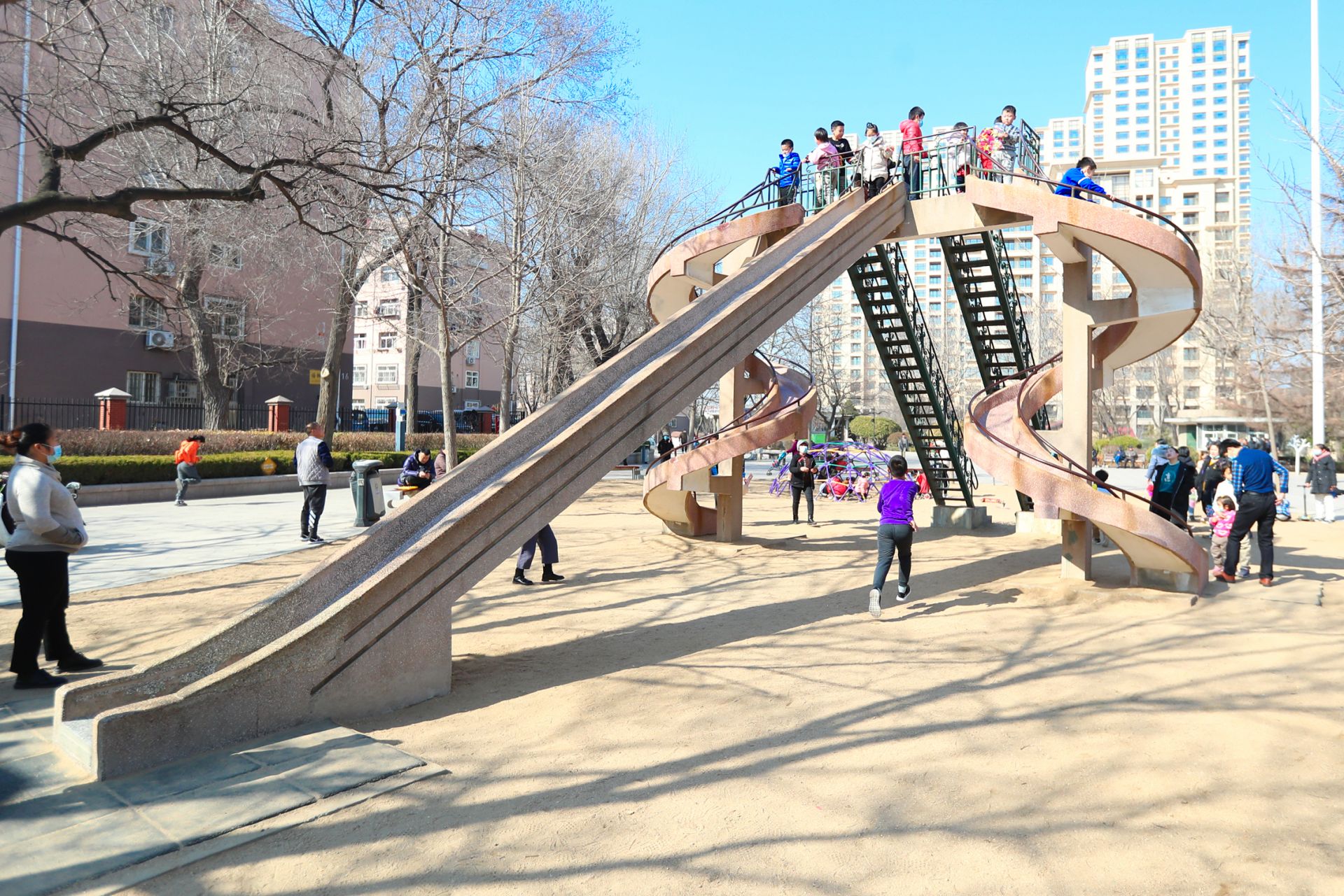 沧口公园大滑梯实拍41年前的老网红