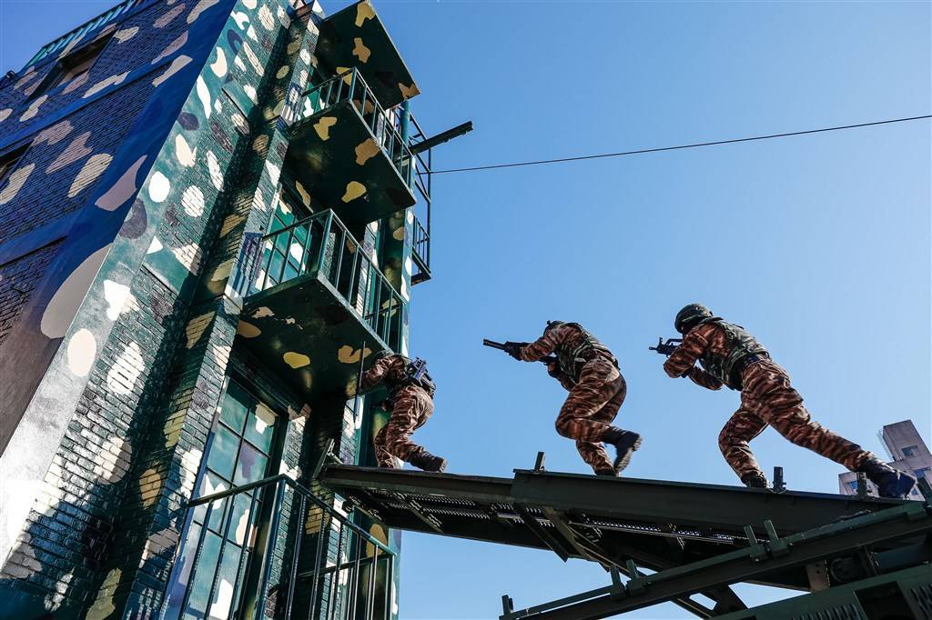 常备不懈!武警官兵节后热血开练画面超燃