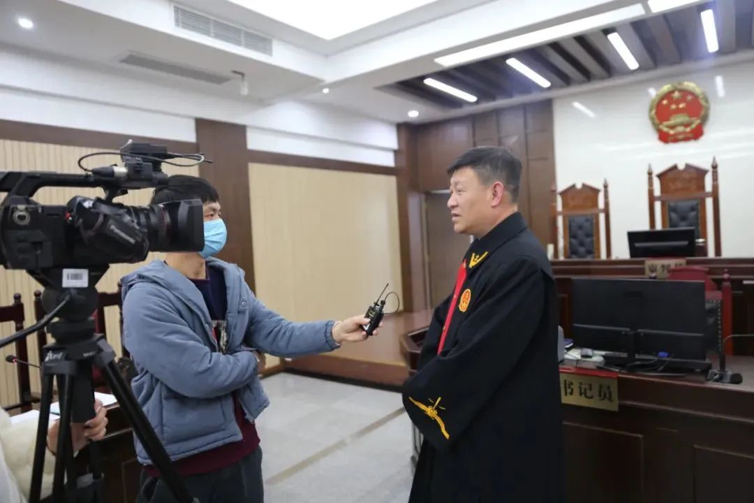 主审法官鲁军接受记者采访