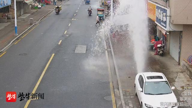 马自达倒车雷达没有响 苏州常熟一男子倒车撞上消防栓