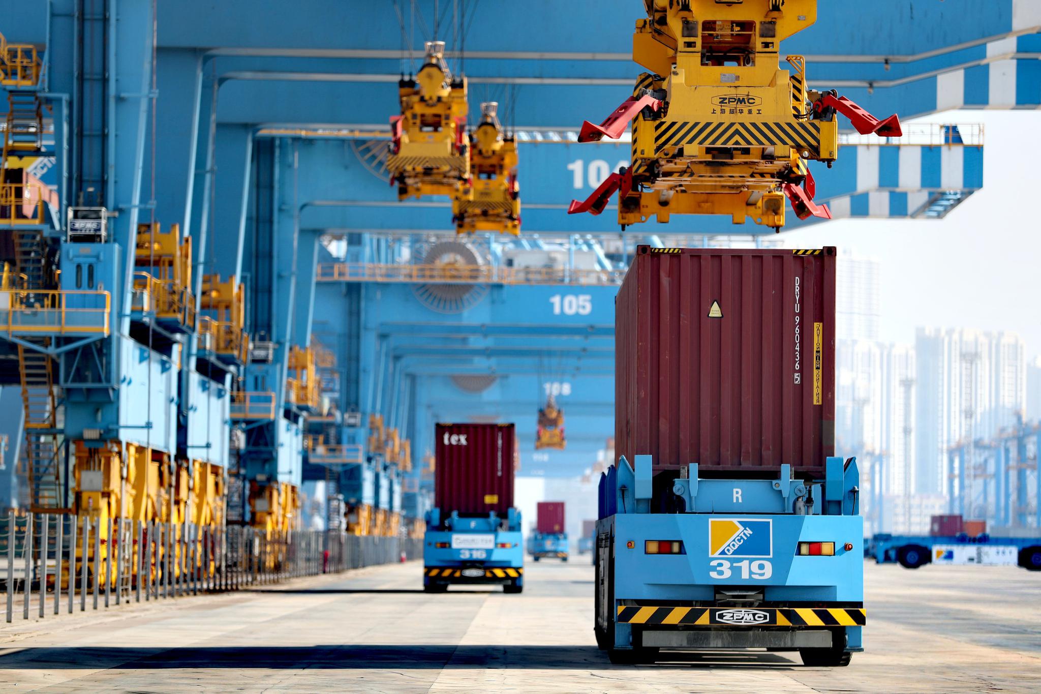 试验区青岛片区的山东港口青岛港全自动化码头,自动导引车在工作中