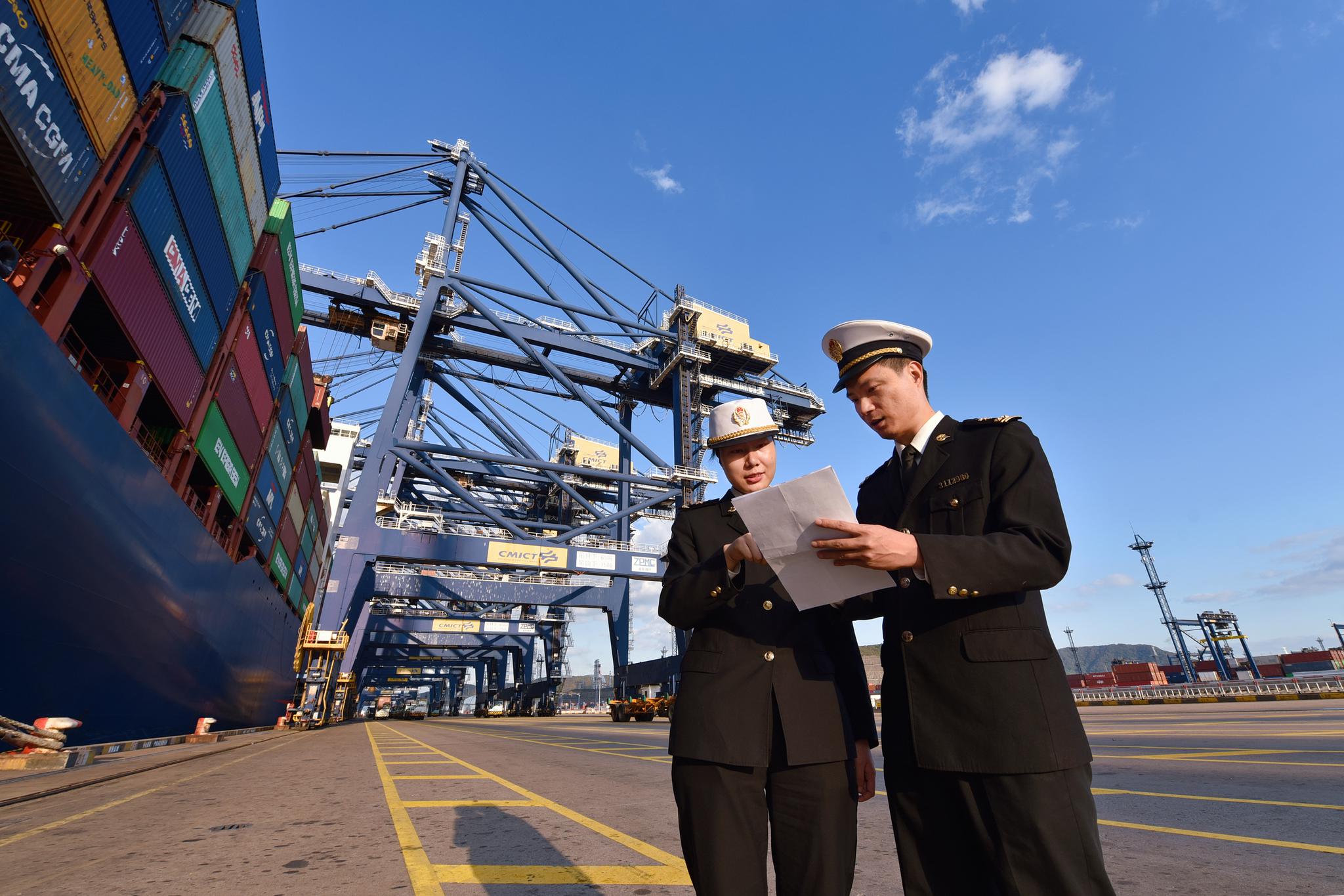 海关关员对宁波舟山港码头进行巡查 向恋梅 摄