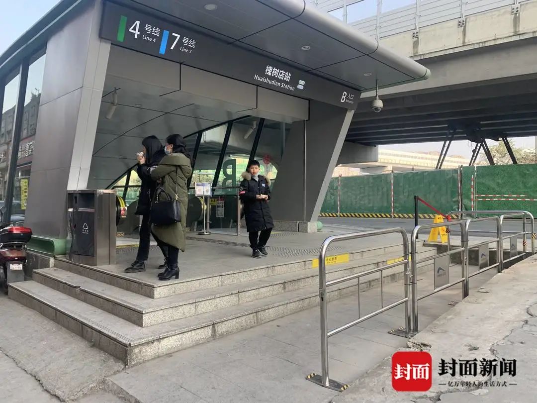 迷惑!成都一男子将车开进了地铁口