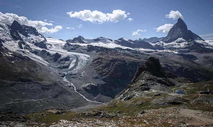 瑞士采尔马特的Unterer Theodulgletscher冰川正在以明显加快的速度融化。 图片来源：Fabrice Coffrini/AFP/Getty Images