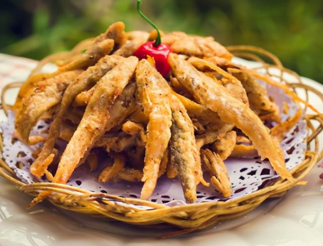 第四步,小鱼控下水,保持表面湿润,不要有太多的水分,将小鱼放入混合的