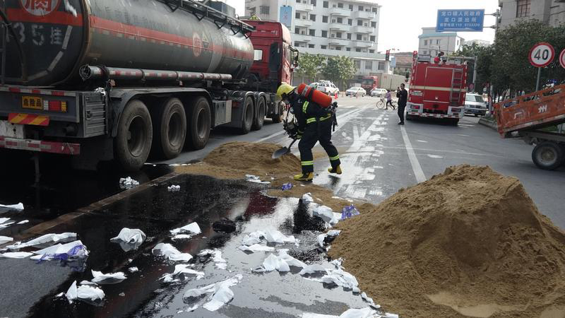 江门消防联合多部门紧急处置一起槽罐车硫酸泄漏事件