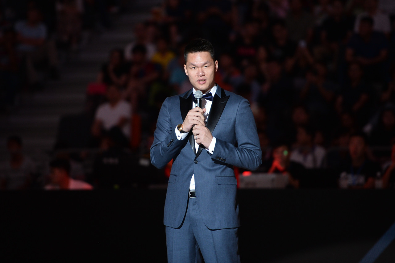 朱芳雨:我在国家队小前位置上已经算壮了 詹姆斯能将我完全遮挡