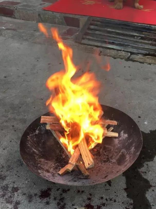 "岁火"点燃,空气中弥漫着松香燃烧的芬芳气息,带来光明与温暖,也带来