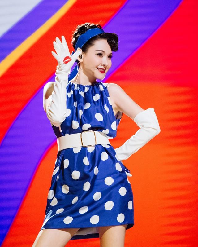 随着节目的播出,还有姐姐们的舞台表演结束了之后,在这一轮节目中,被