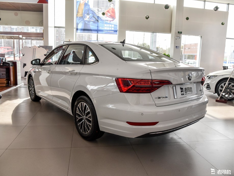 速腾 2021款 280tsi 双离合舒适智联版前脸风格简约大气,格栅采用镀铬