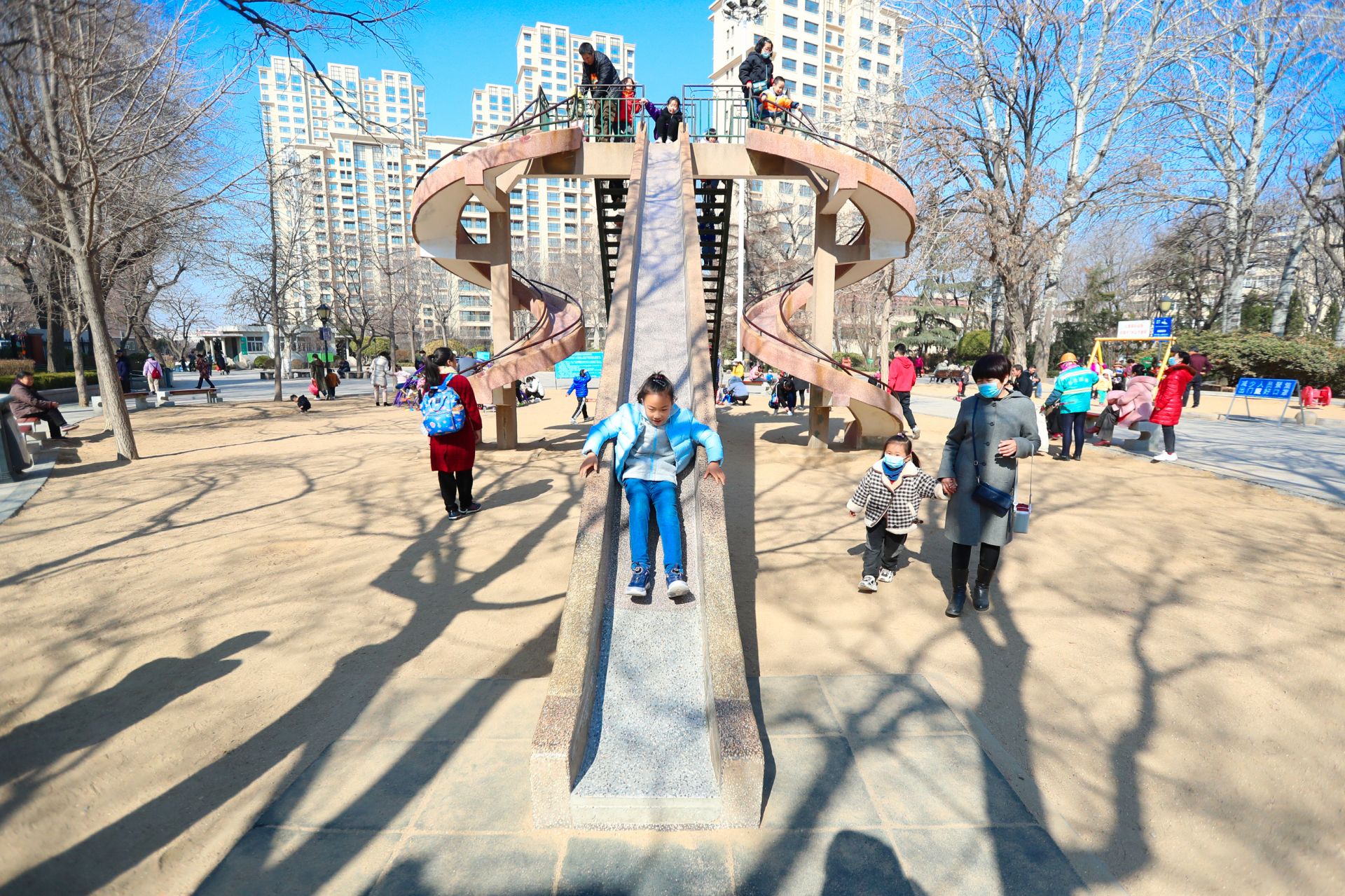 沧口公园大滑梯实拍41年前的老网红