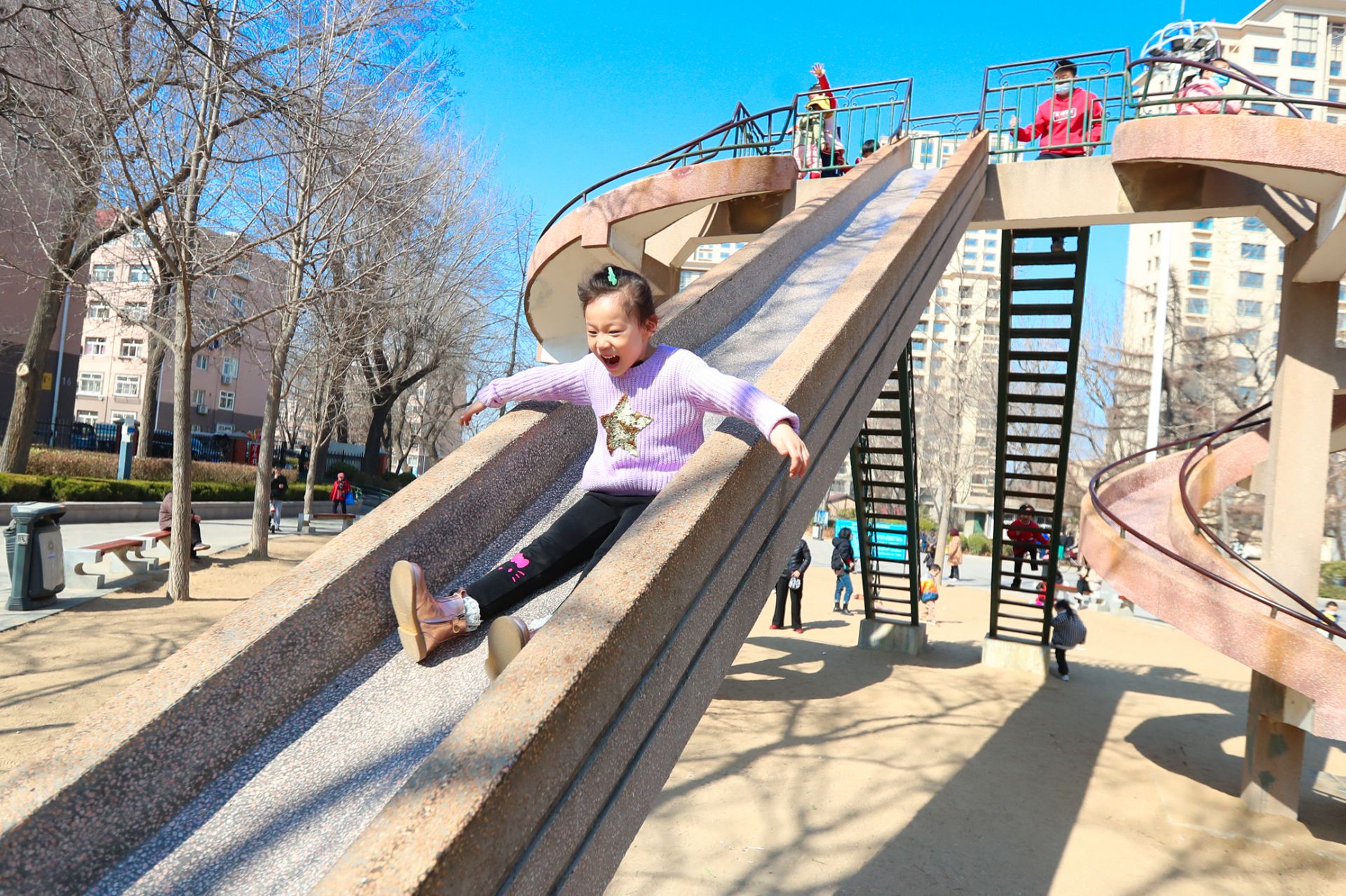 沧口公园大滑梯实拍41年前的老网红