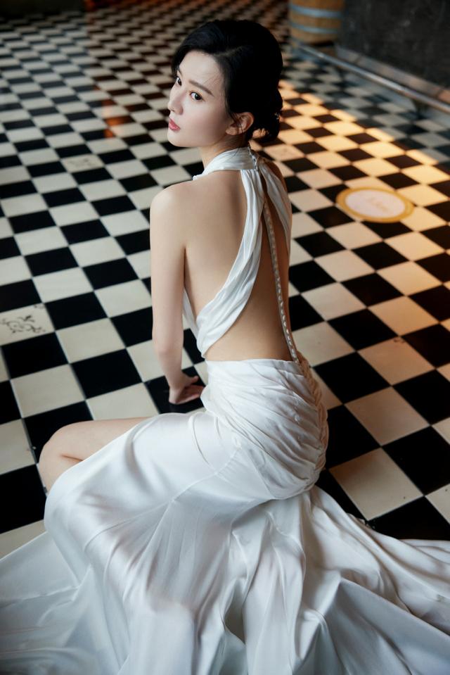 乔欣终于放开了一袭挂脖露背连衣裙亮相这玉女背国内罕见