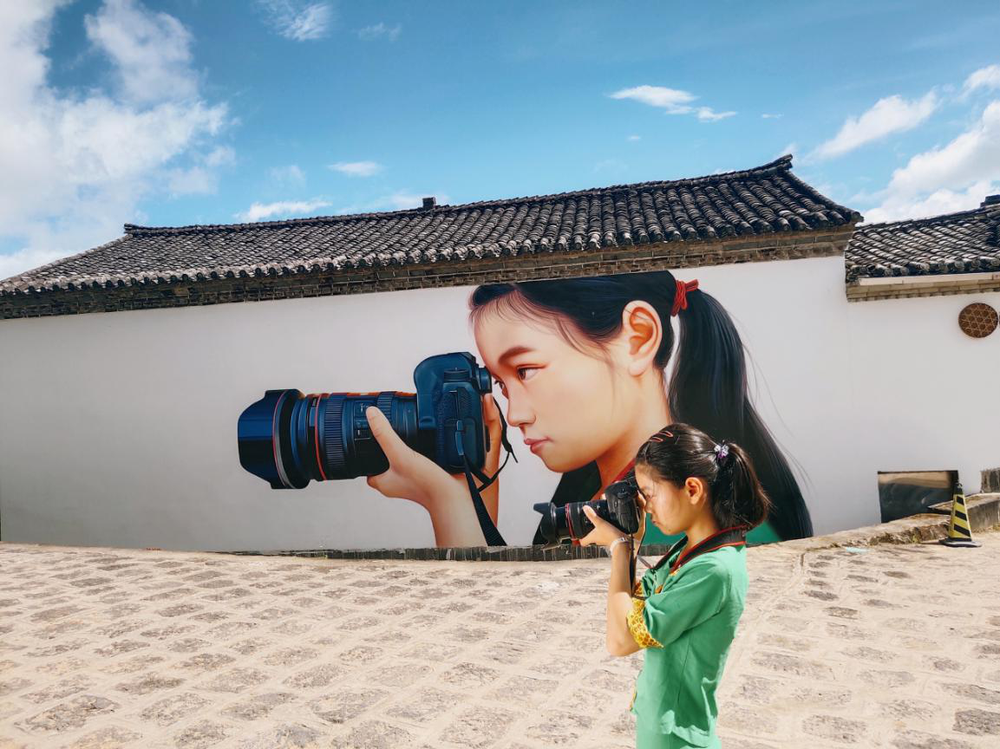 以村里小孩杨自萱为原型的壁画。云南省腾冲市五合乡供图