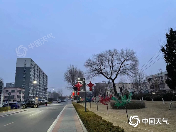 北京今晨蓝天继续“在线”。
