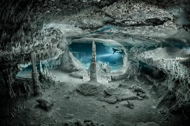 美国摄影师捕捉墨西哥海底洞穴照片,景色奇幻仿佛外星球探险