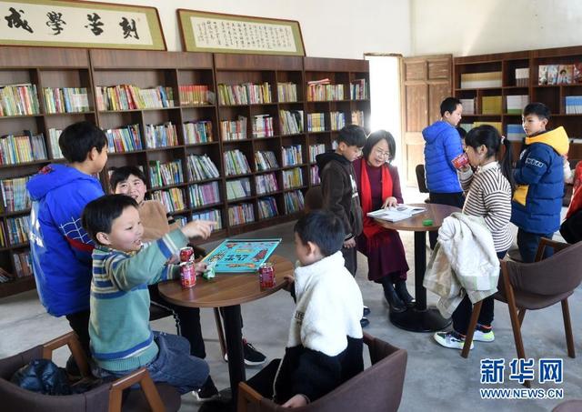 2月21日,陈可英和孩子们在诸暨市马剑镇上和村的侯门山乡村图书馆内