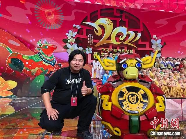 登上春晚的牛机甲"憨憨",一点都不"憨"|机器人|机甲|孙世前_新浪新闻