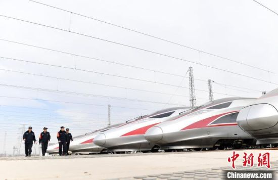 雄安站派出所民警辅警在雄安动车运用所巡查。韩冰 摄