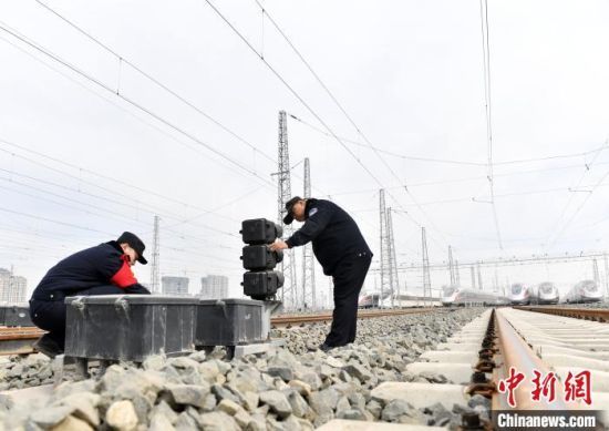 雄安站迎来首次春运返程 铁路民警坚守岗位保辖区安全