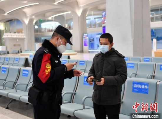 雄安站派出所民警在站内巡查。韩冰 摄