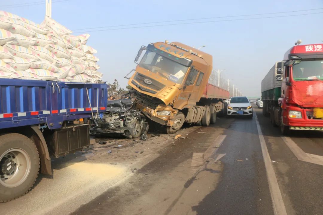 惊险一幕重庆路四车连撞事故原因公布