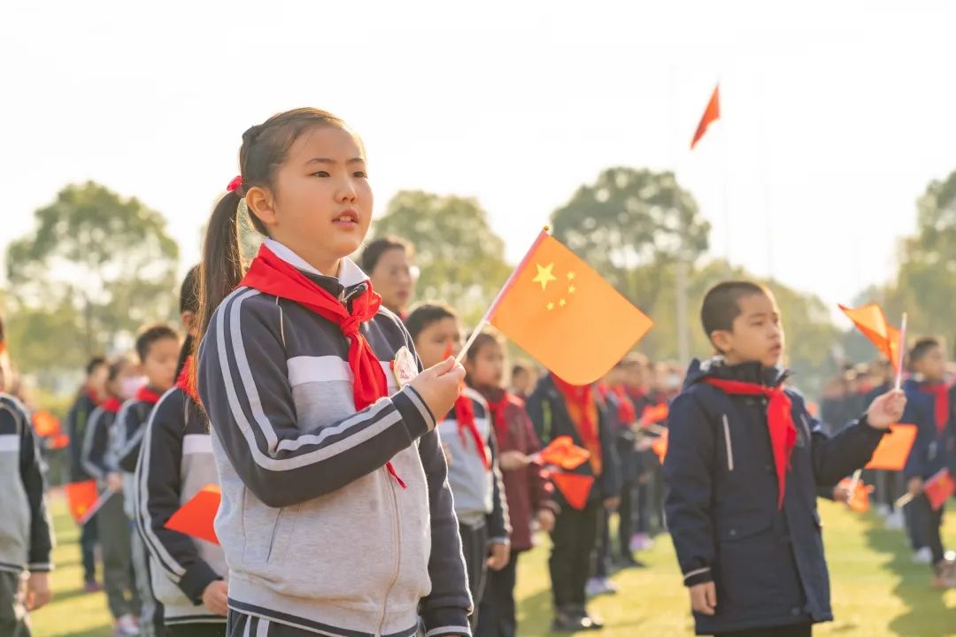 青浦区御澜湾学校的开学典礼上，全体师生高唱《没有共产党就没有新中国》。