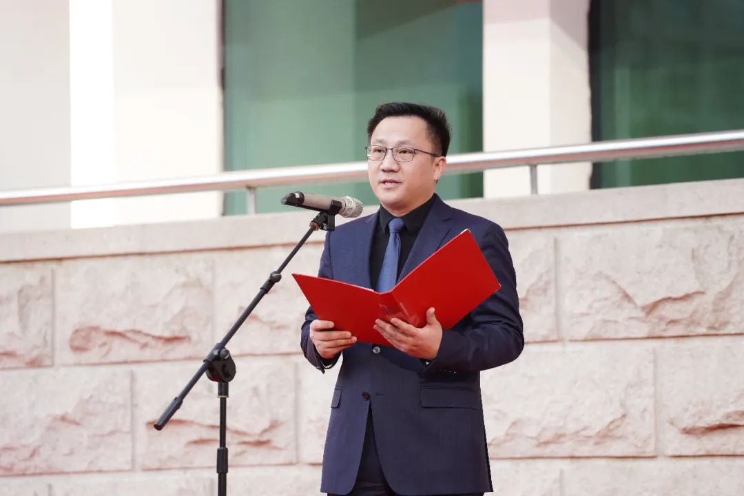 南京一中新任校长朱焱亮相今天上午开学典礼