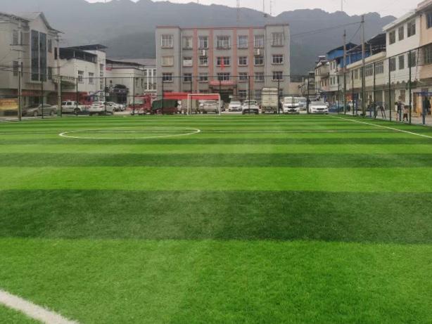 赶集棚子被撤掉后的球场。都匀市文体广电和旅游局供图