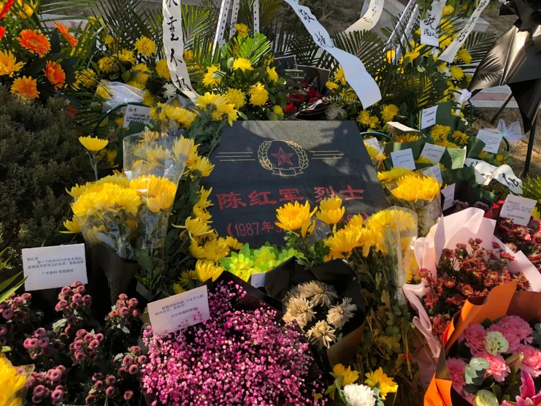 兰州市社会各界纪念"卫国戍边英雄"陈红军烈士,百名志愿者在烈士墓前