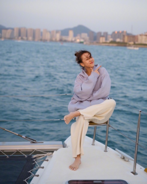 休闲,内搭灰色吊带背心皮肤白皙吸睛,气质温柔,其不断变换的拍照姿势