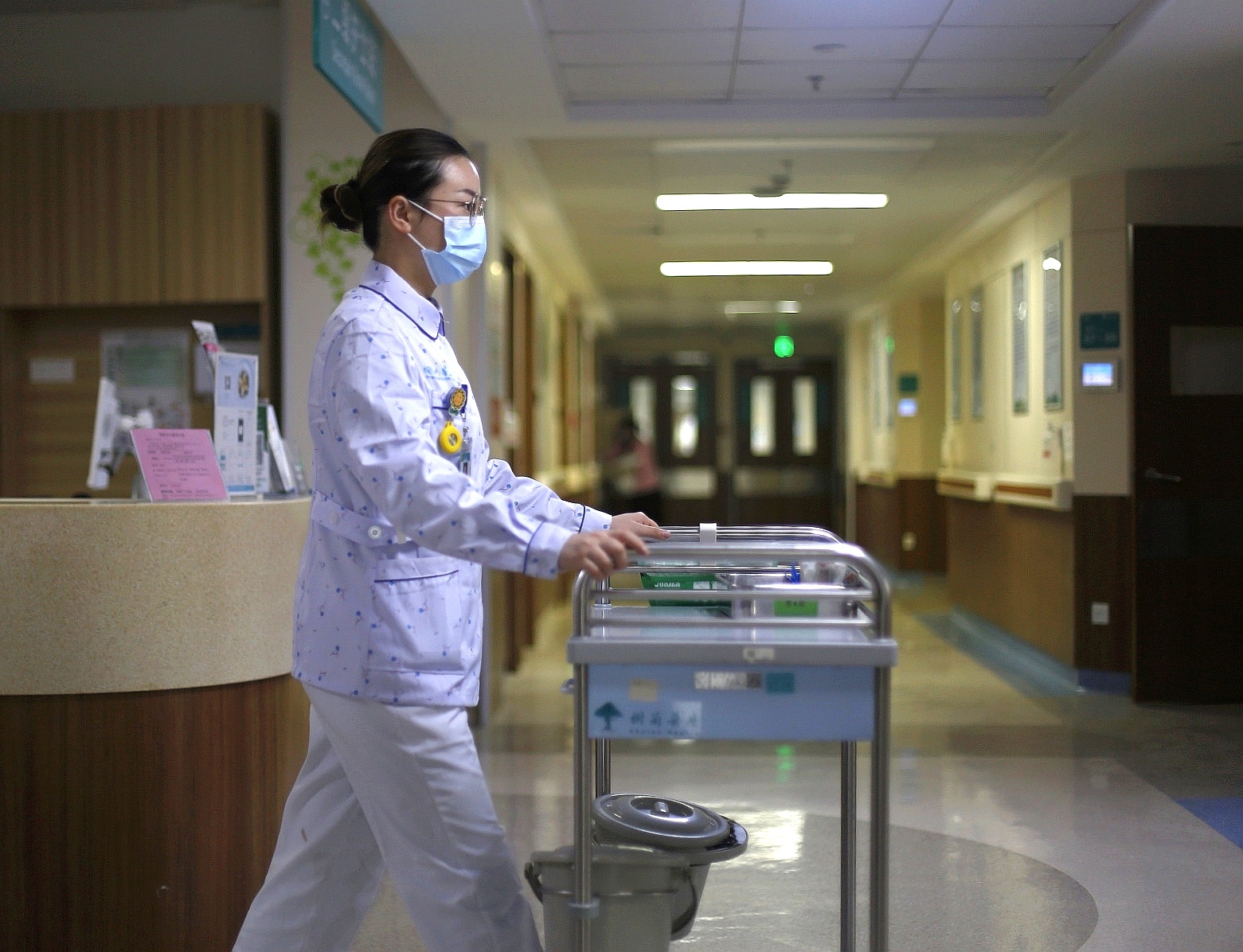 杭州树兰医院,护士小许春节期间坚守在工作岗位上.韩俊 摄