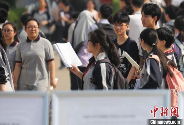 资料图：中学生在路上看书。泱波 摄