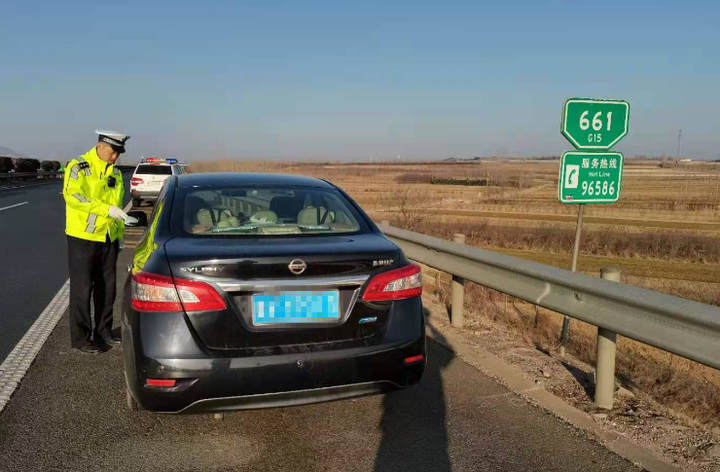 春困惹祸!男子高速应急车道停车睡觉被罚