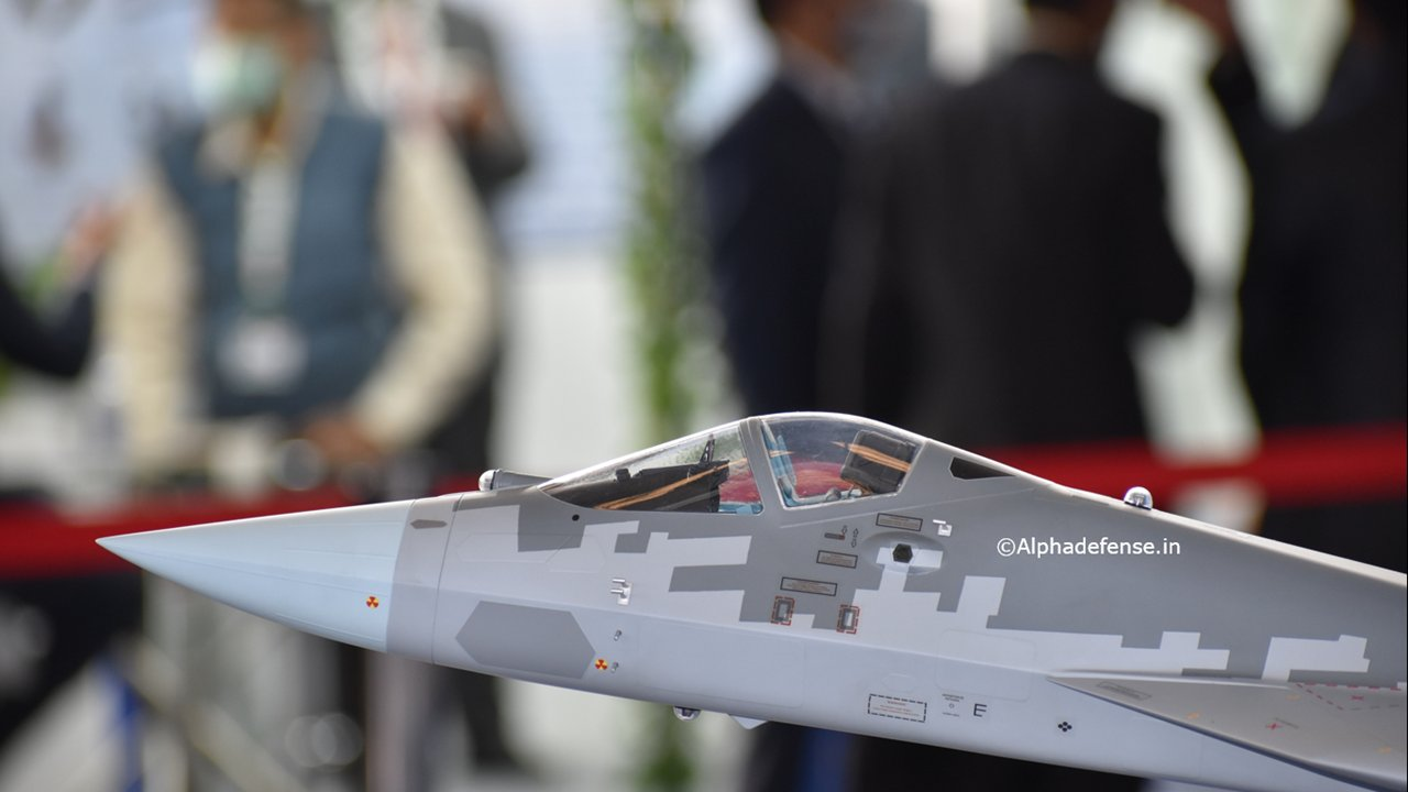在IDEX-2021上展示的苏-57E模型 图源：社交媒体