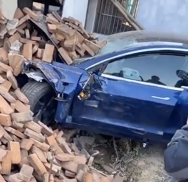 江苏一特斯拉Model 3发生车祸 撞三轮车后冲进绿化带旁公厕休闲区蓝鸢梦想 - Www.slyday.coM
