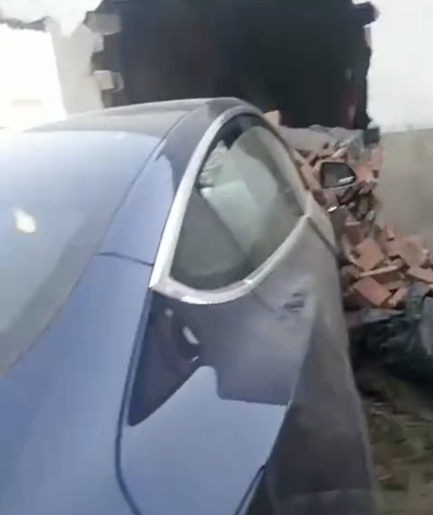 江苏一特斯拉Model 3发生车祸 撞三轮车后冲进绿化带旁公厕休闲区蓝鸢梦想 - Www.slyday.coM