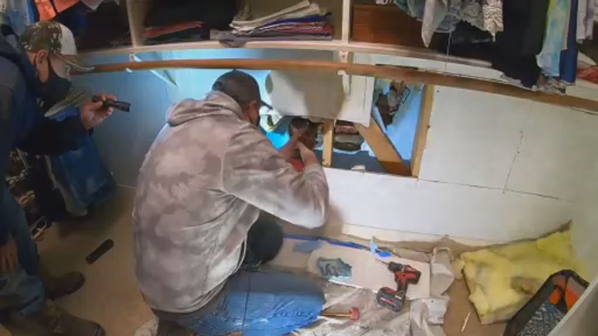 正在得克萨斯州某户家庭工作的水管工 图源：社交媒体