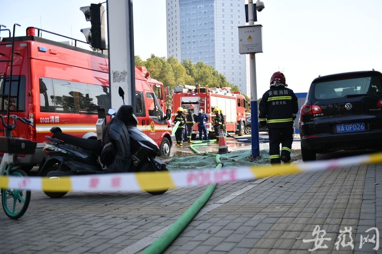 现场拉起了警戒线.