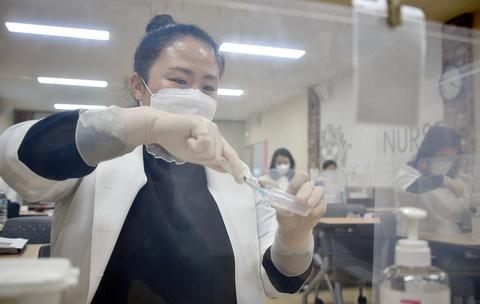 韩国医务人员接受新冠疫苗接种培训