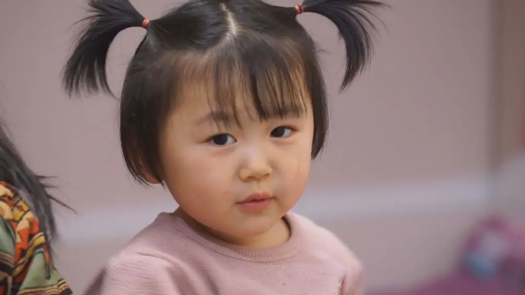 这是五岁半的翟芊蕙小朋友听听他们的故事.