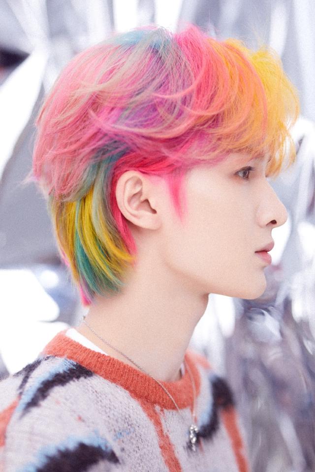 朱正廷拼色发型引领时尚潮流