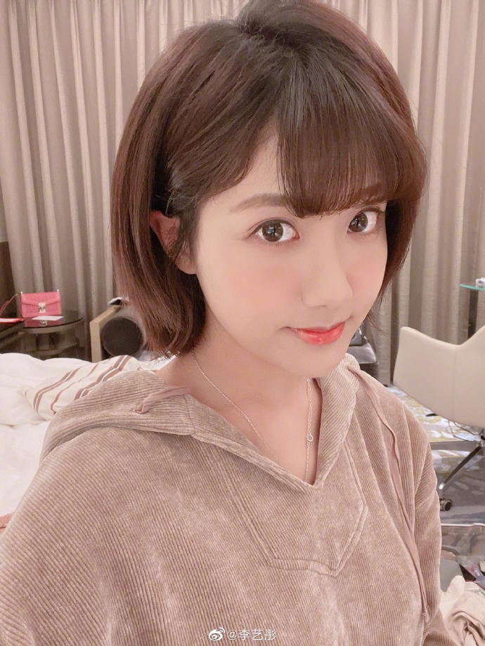 李艺彤晒短发美照 粉丝赞其自带仙女滤镜