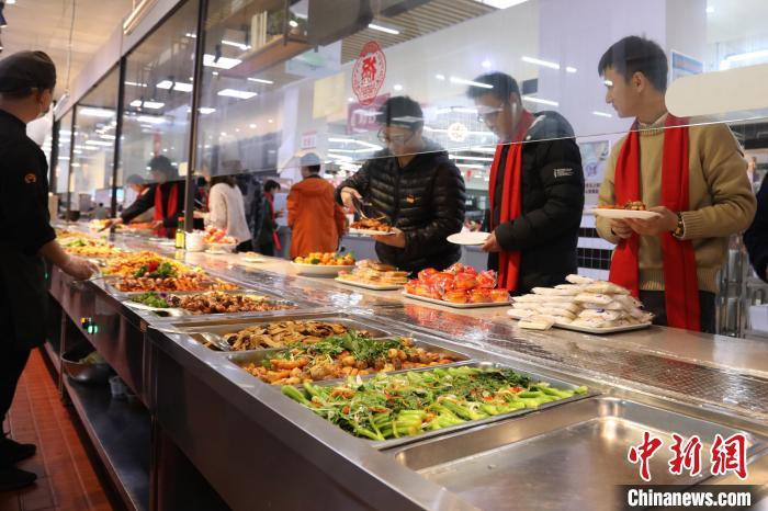 资料图：某高校留校学子们在自助餐区选餐。许晓凤 摄