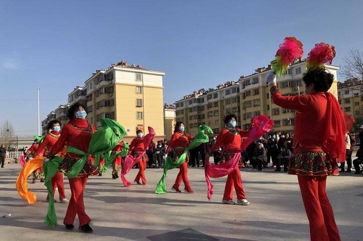 敲锣打鼓扭秧歌 欢庆元宵文化惠民演出在济南高新东区举行 惠民 济南高新 东区 新浪新闻