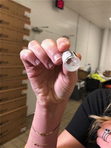 医生展示药瓶中剩余的剂量 图源：同上